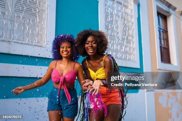 gente lanzando confeti en el carnaval brasileño - brazilian carnival fotografías e imágenes de stock