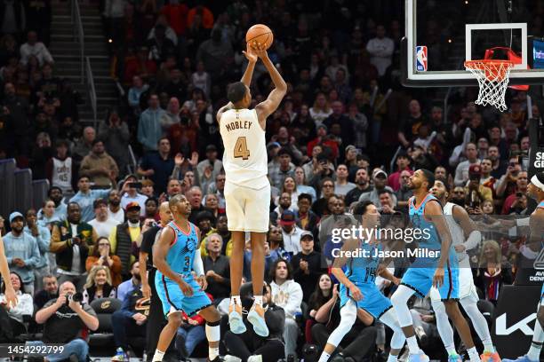Evan Mobley of the Cleveland Cavaliers shoots the game-winning shot in the final seconds of the fourth quarter against the Phoenix Suns at Rocket...