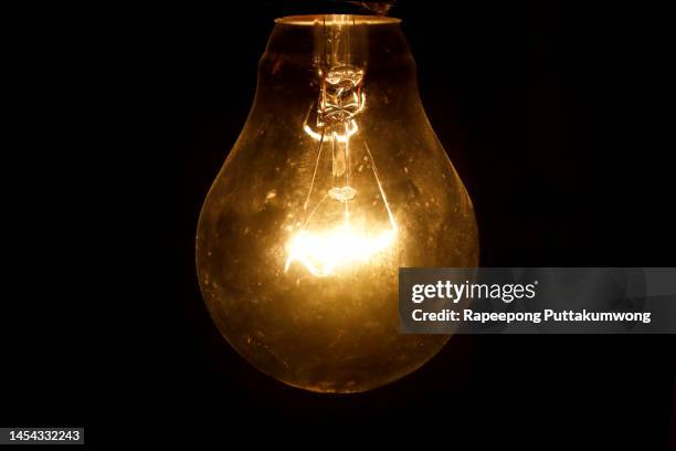 close-up glowing light bulb - gloeidraad stockfoto's en -beelden