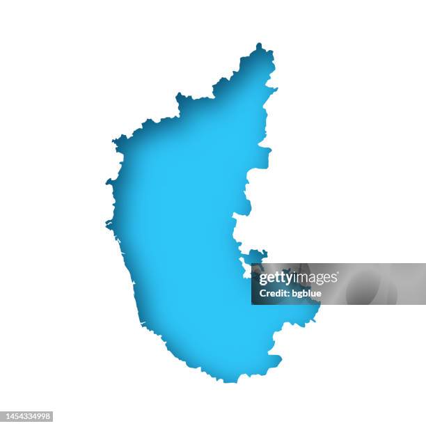 karnataka karte - weißes papier ausgeschnitten auf blauem hintergrund - karnataka stock-grafiken, -clipart, -cartoons und -symbole