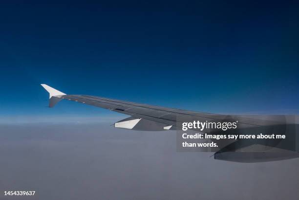 a beautiful light sun shines over aircraft’s wing. - aerodinámico fotografías e imágenes de stock