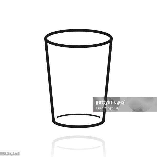 illustrazioni stock, clip art, cartoni animati e icone di tendenza di bicchiere vuoto. icona con riflesso su sfondo bianco - bicchiere vuoto