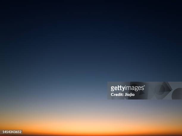 sky at sunrise - horizon over land fotografías e imágenes de stock