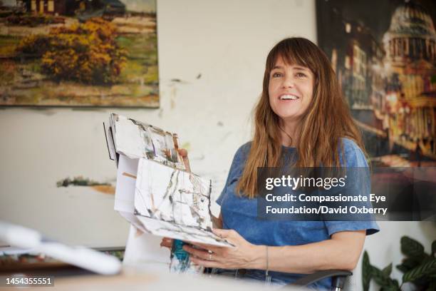 artist working in her studio - mèche colorée photos et images de collection