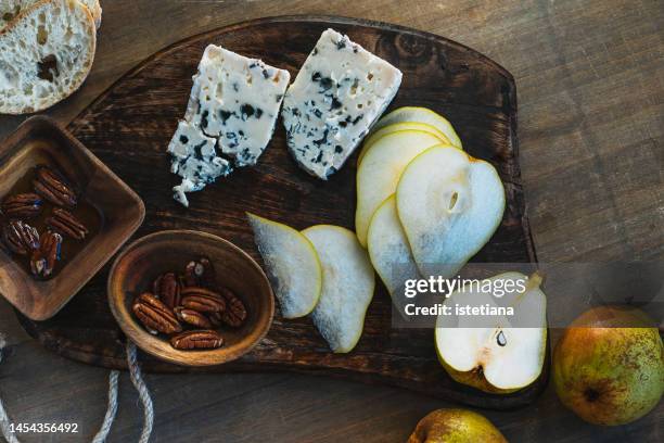 slices of roquefort cheese pears, bread, nuts, honey. snack cheese platter - blauschimmelkäse stock-fotos und bilder