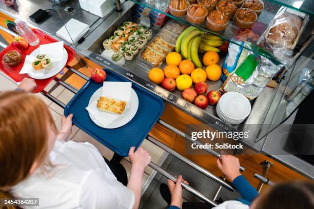 scegliere il mio pranzo - cafeteria foto e immagini stock