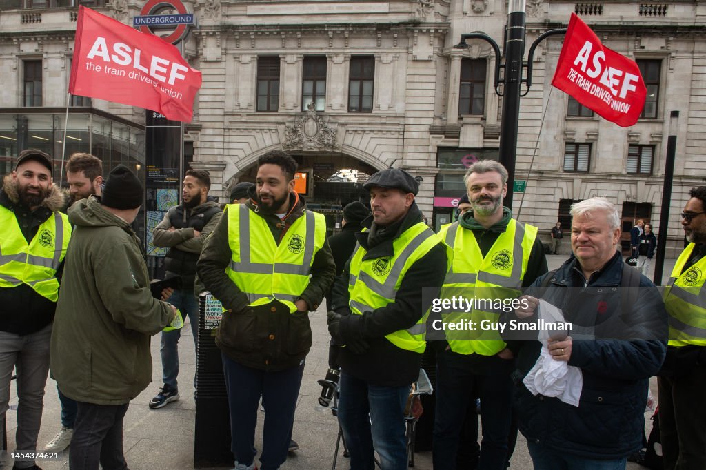 Strike Assaf The picket line of striking ASLEF members at on January 5, 2023 in ...