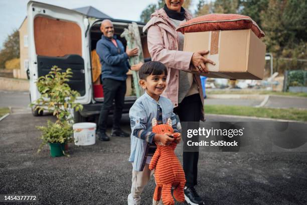 arriving at new home - verhuiswagen stockfoto's en -beelden