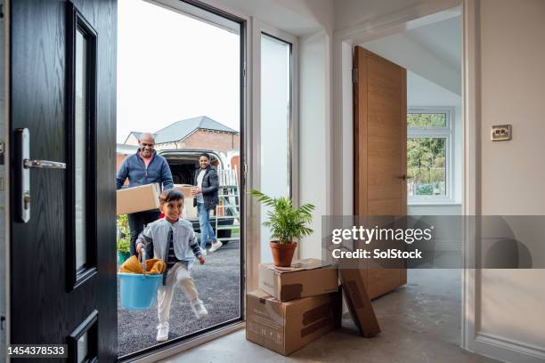 mover muebles a un nuevo hogar - camión de las mudanzas fotografías e imágenes de stock