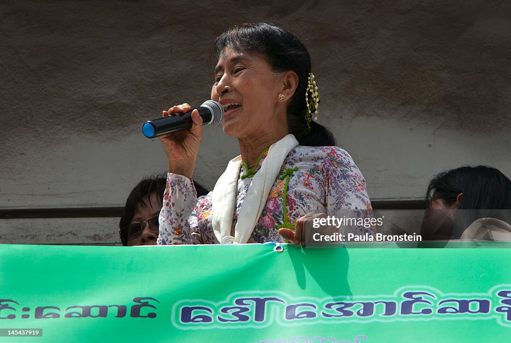 Aung San Suu Kyi Meets Burmese Migrants In Samut Sakhon