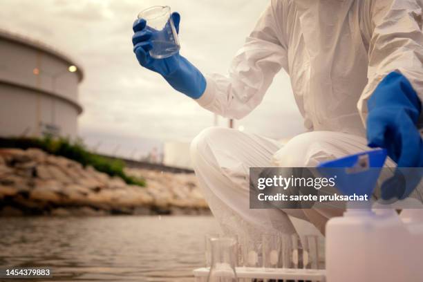 specialist in chemical protective clothing , inspecting water quality . - prélèvement à tester photos et images de collection