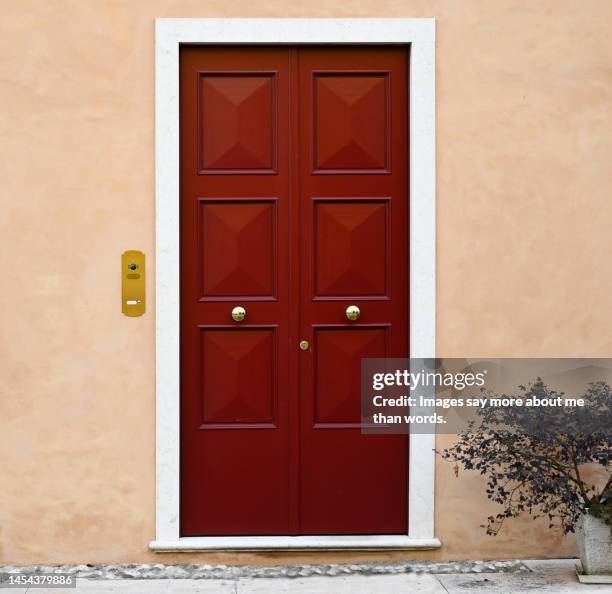 bright red elegant front door. - haustür stock-fotos und bilder