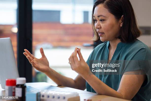 explaining her symptoms - southeast asian ethnicity stock pictures, royalty-free photos & images