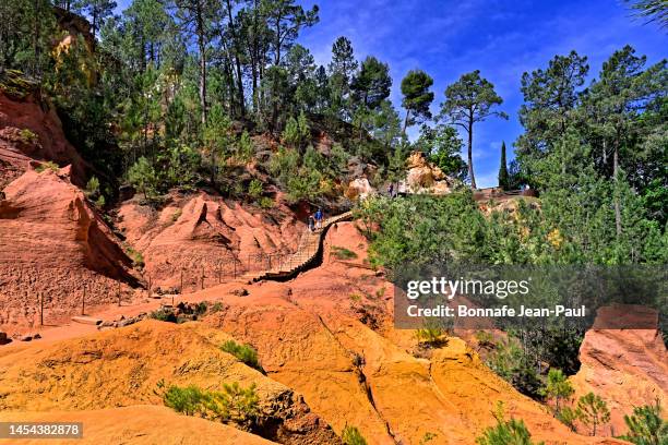 the way to the exit of the ochres de roussillon - roussillon stock pictures, royalty-free photos & images