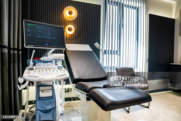 gynecological examination room - medische onderzoekskamer stockfoto's en -beelden