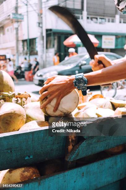 frische kokosnüsse in manila, philippinen - daily life in manila stock-fotos und bilder