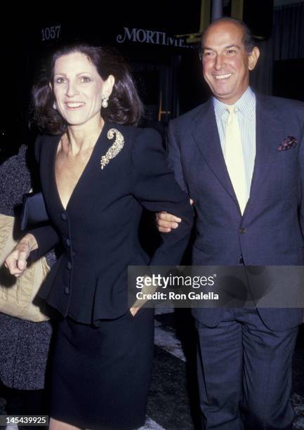 Annette Reed and Oscar de la Renta attend AIDS Benefit Party on October 1, 1987 at Mortimer's Restaurant in New York City.