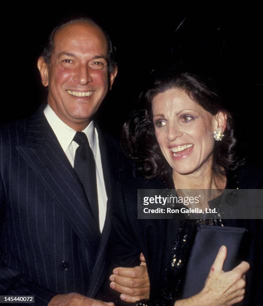 Oscar de la Renta and Annette Reed attend the birthday party for Lady Slim Keith on September 30, 1987 at Mortimer's Restaurant in New York City.