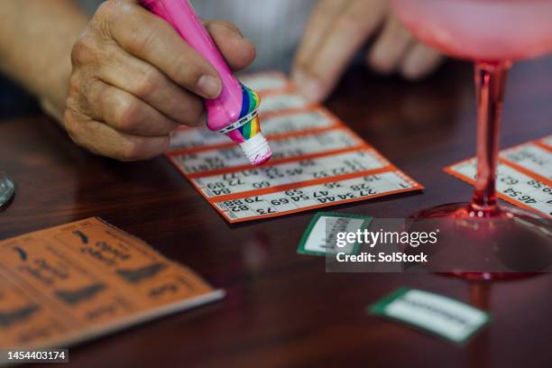 marking his number - bingo stockfoto's en -beelden