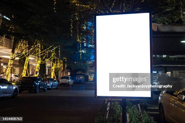 blank billboard on city street at night. outdoor advertising - cartaz-do-ponto-de-ônibus - fotografias e filmes do acervo