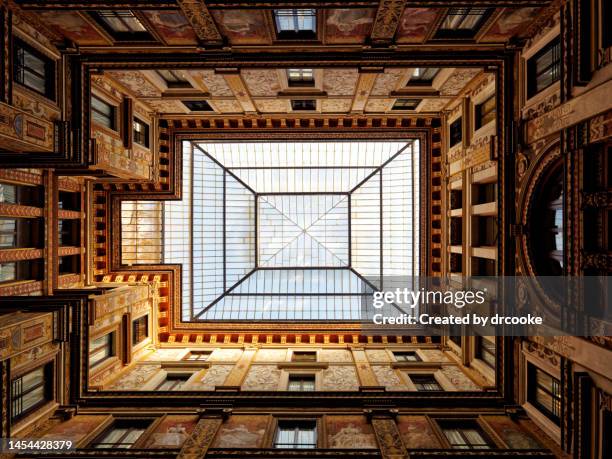 galleria sciarra as ssen from the bottom looking up - stad centrum italie stockfoto's en -beelden