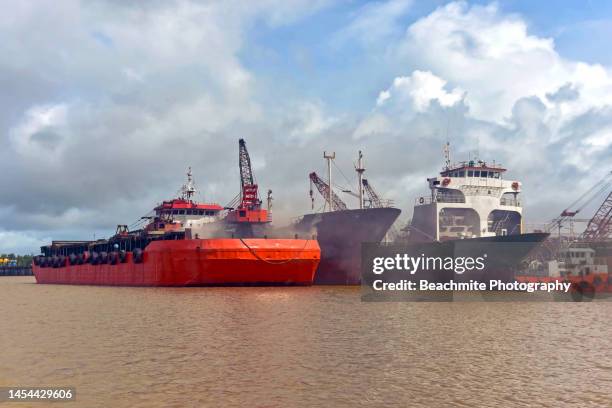colourful ships and boats moored at paradom jetty for repairs in sibu, sarawak, malaysia - sibu river stock pictures, royalty-free photos & images