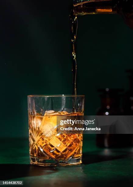 whiskey on rocks - whisky photos et images de collection