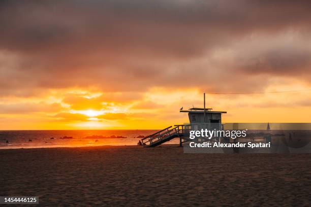 lifeguard tower on venice beach at sunset, los angeles, usa - cabina del guardaspiaggia foto e immagini stock