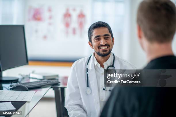 männlicher arzt mit einem patienten - male doctor man patient stock-fotos und bilder