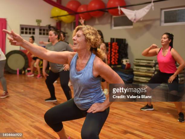 women dancing zumba - zumba class stock pictures, royalty-free photos & images