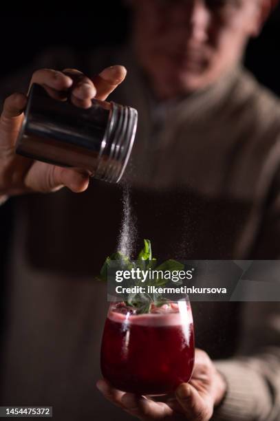 a bartender finishing a drink - series finale party stock pictures, royalty-free photos & images