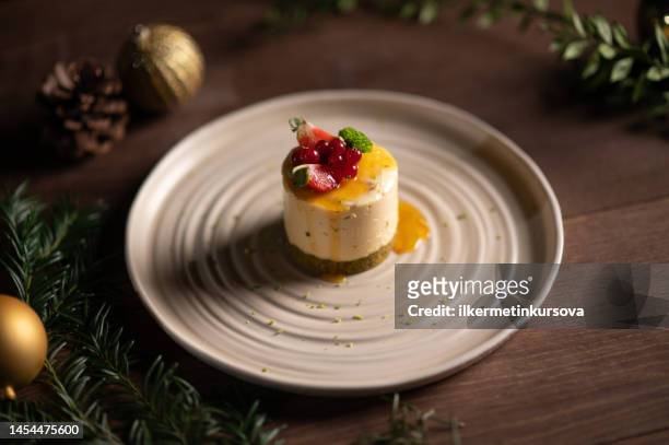 un piatto di torta di frutta con fragola e mirtilli rossi - piatto di portata foto e immagini stock