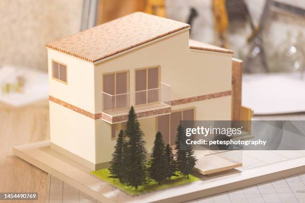 ein musterhaus, das von architekten für die gestaltung von häusern verwendet wird - architekturmodell stock-fotos und bilder