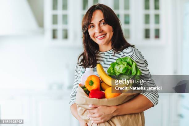 healthy food keeps my smile bright - woman smile kitchen foto e immagini stock