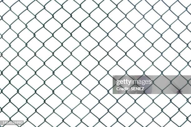 closeup wire fence aginst white background - maschendrahtzaun stock-fotos und bilder