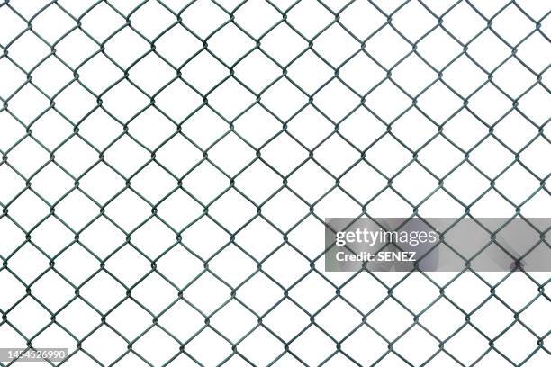 closeup wire fence aginst white background - chain link fence on white stock-fotos und bilder