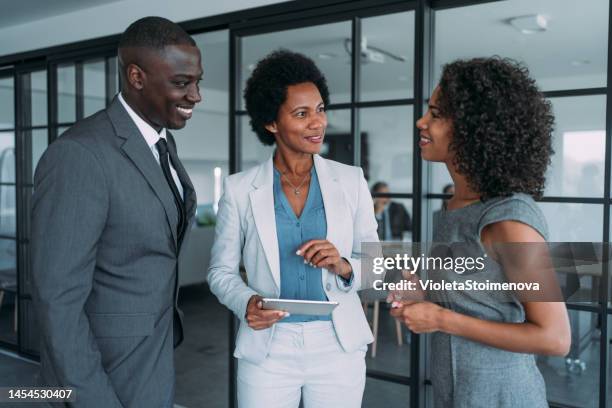 gente de negocios en la oficina. - africano americano fotografías e imágenes de stock
