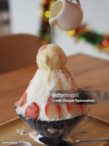 strawberry bingsu milkshake topped with strawberry jam, bingsoo - condensed milk foto e immagini stock