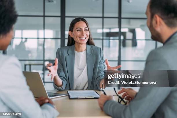 gruppe von geschäftsleuten, die im büro sprechen. - promotional stock-fotos und bilder