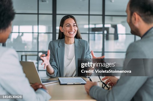Grupo de empresários falando no escritório. Grupo de empresários falando no escritório.