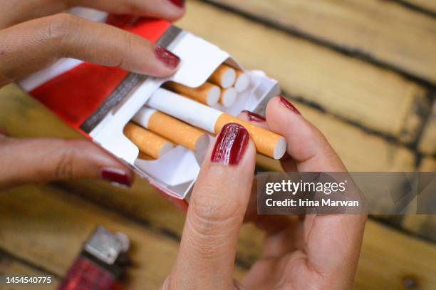 woman smoking cigarette - tobacco product fotografías e imágenes de stock