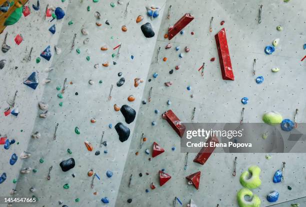 full frame indoor climbing wall gym - climbing frame stockfoto's en -beelden