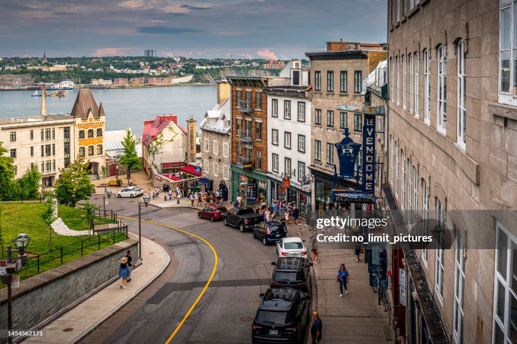 Einkaufsstraße und Sankt-Lorenz-Strom im Hintergrund in Québec City in Kanada