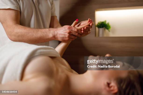 massagem profissional das mãos - beauty salon ukraine - fotografias e filmes do acervo