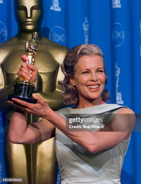 Winner Kim Basinger backstage at Academy Awards Show, March 23, 1998 in Los Angeles, California.