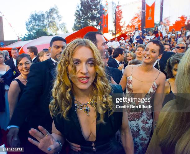 Madonna arrives at the Academy Awards, March 23, 1998 in Los Angeles, California.