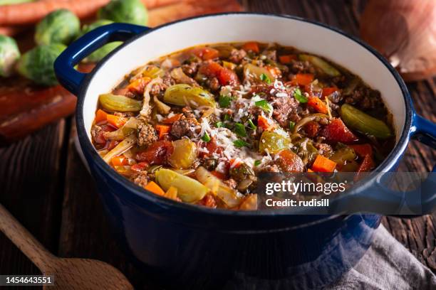 italienischer rindergemüseeintopf - ground beef stew stock-fotos und bilder