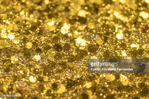 top view macro image of sparkling gold dust for backgrounds and textures - treasure stock-fotos und bilder