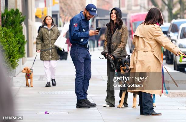 Emily Ratajkowski Fans Candids January 06 2023 Photos and Premium High Res Pictures - Getty Images