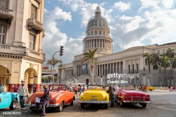 classic american cars in havana vieja, cuba - 夏灣拿 個照片及圖片檔